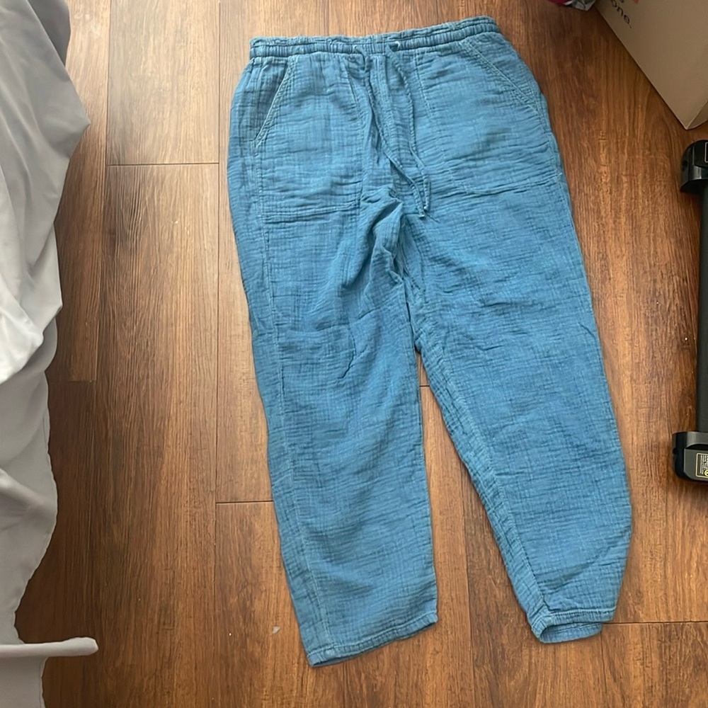 American eagle blue joggers with toe waist band and front and back pockets